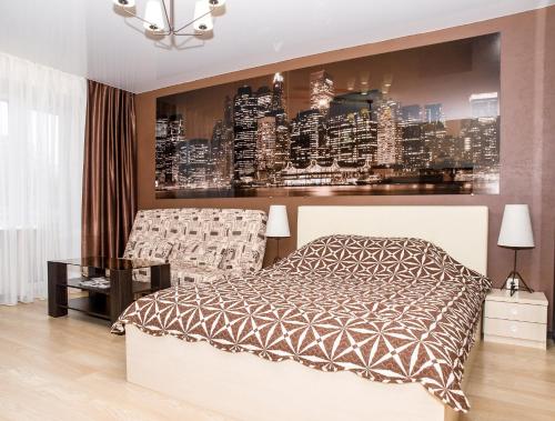 ein Schlafzimmer mit einem Bett und einer Wand mit einer Stadt in der Unterkunft Luxury Studios on Nauki Avenue in Kharkov