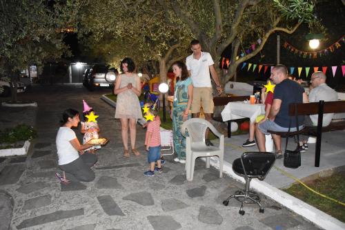 Επισκέπτες που μένουν στο Dimos Bungalows
