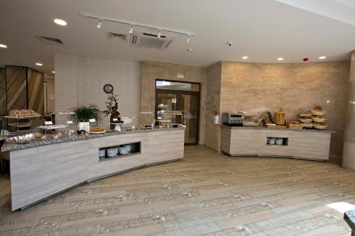 a lobby with aasteryasteryasteryasteryasteryasteryasteryasteryasteryasteryasteryastery at Royal Grand Hotel and Spa - All Inclusive and Free beach accsess in Kavarna