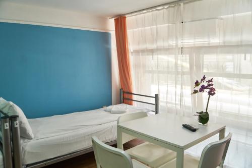 ブダペストにあるCenter Hostel and Guest Houseのベッドとテーブル付きの小さな部屋