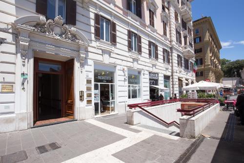budynek przy ulicy miejskiej z budynkiem w obiekcie Relais Piazza Del Popolo w Rzymie