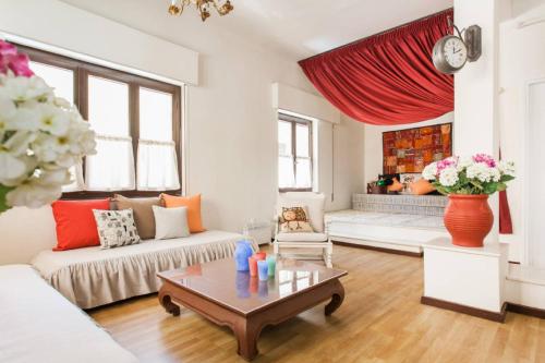 Vintage Charm by the Acropolis!