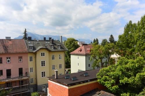 ザルツブルクにあるアドラーホフの建物や木々が並ぶ市街の景色