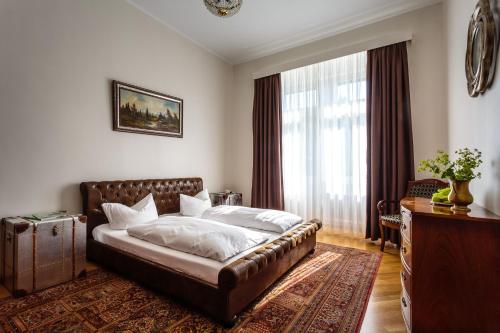 a bedroom with a bed with a leather couch at Apartment am Kurpark in Baden-Baden