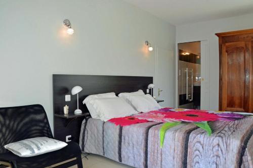 シャヴェーニュにあるChâteau-Vertのベッドルーム(大型ベッド1台、椅子付)