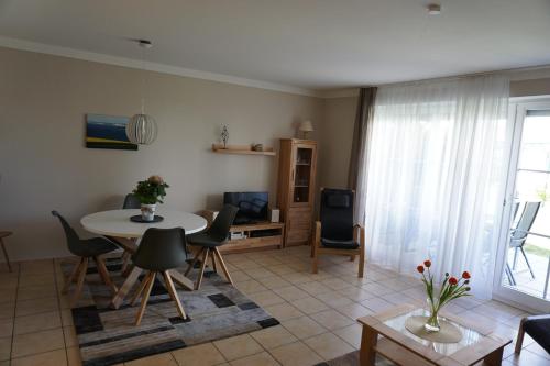 a living room with a table and chairs at Merikoti in Glowe