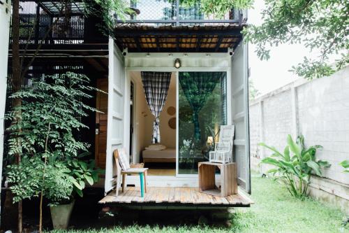 Jardín al aire libre en The Yard Bangkok Hostel