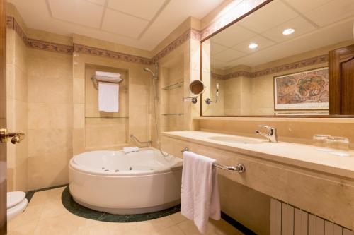 A bathroom at Hotel Exe Reina Isabel