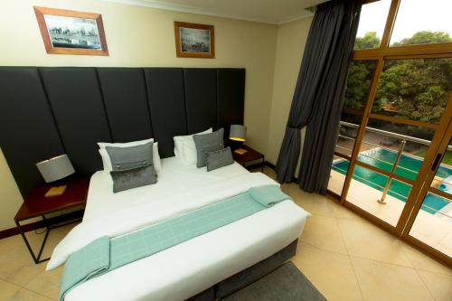 Postel nebo postele na pokoji v ubytování Kilimanjaro Wonders Hotel