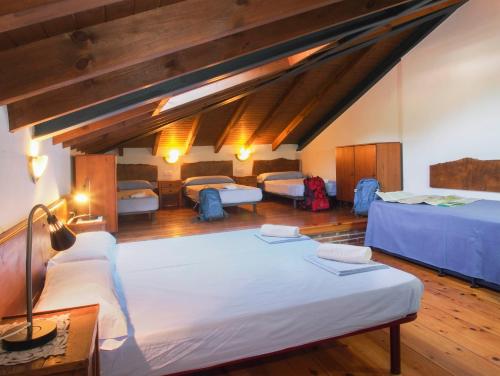 Un pat sau paturi într-o cameră la Casa de la Montaña Albergue Turístico