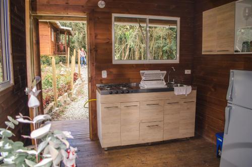Virtuvė arba virtuvėlė apgyvendinimo įstaigoje Cabañas La Silleta