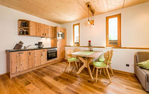 een keuken met een tafel en stoelen in een kamer bij Erholungswelt Lechrefugium in Steeg