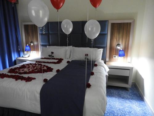 Postel nebo postele na pokoji v ubytování Swiss Blue serviced Apartments- Al Zahra