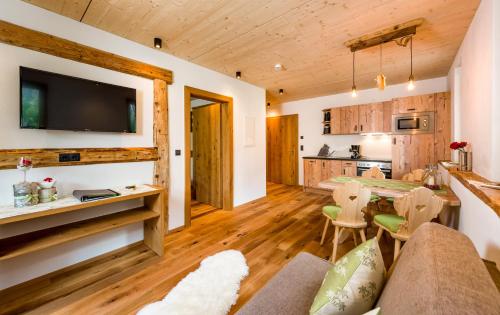 a kitchen and living room with a couch and a table at Ferienwohnungen Erholungswelt Lechrefugium in Steeg