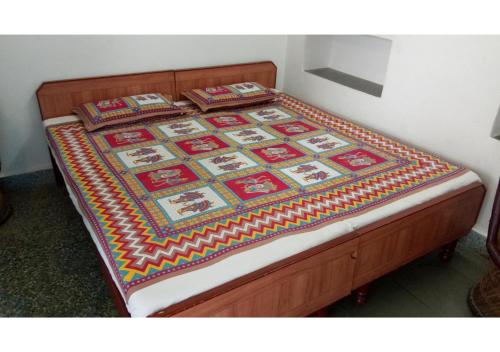 A bed or beds in a room at Shri Shyam Krishna Guest House