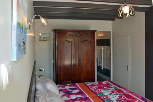 een slaapkamer met een bed en een houten deur bij Château-Vert in Chaveignes