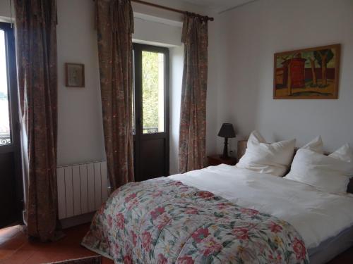 une chambre avec un grand lit et une fenêtre dans l'établissement La Grande Maison, à Cambieure