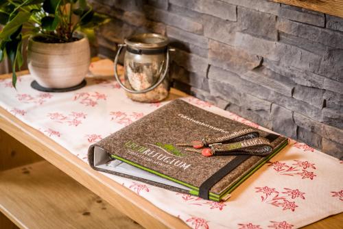 a book sitting on top of a wooden table at Ferienwohnungen Erholungswelt Lechrefugium in Steeg