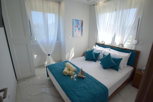 Кровать или кровати в номере V Luxury Suites Toroni 3