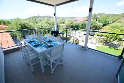 Балкон или терраса в V Luxury Suites Toroni 3