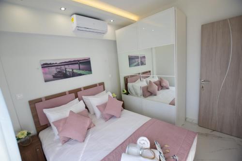 Кровать или кровати в номере V Luxury Suites Toroni 3