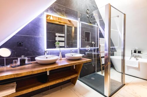 Koupelna v ubytování Clos l'Abbe, Piscine & Spa - Demeure de Prestige