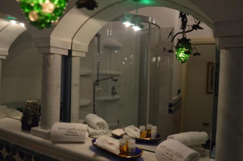 ミノーリにあるホテル サンタ ルチアのバスルーム(鏡、シンク、タオル付)