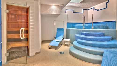 a room with blue stairs and a blue chair at Hotel zur Mühle in Ismaning