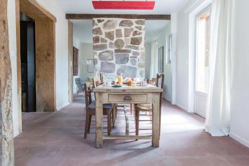 uma sala de jantar com uma mesa de madeira e cadeiras em joangi em Uhart-Cize