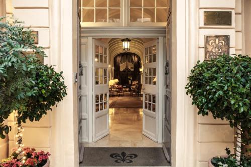 un corridoio di una casa con porte e piante di The Xara Palace Relais & Chateaux a Mdina