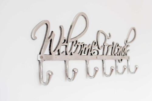 a metal sign with the word kitchen infinity at Kapitaensweg 12 in Ostseebad Karlshagen