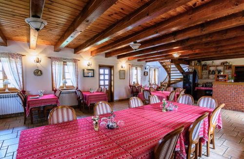 ein Esszimmer mit einem roten Tisch und Stühlen in der Unterkunft Hotel Srakovcic Heart of Nature in Ribnik