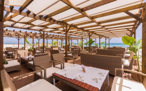 a restaurant with a view of the beach at Africa Jade Thalasso in Korba