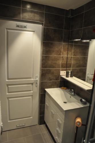 une salle de bain avec un lavabo blanc et un miroir dans l'établissement Charmant studio tout proche du port, à Nice