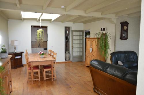 uma sala de estar com uma mesa e um sofá em 't bloemetje em Torhout