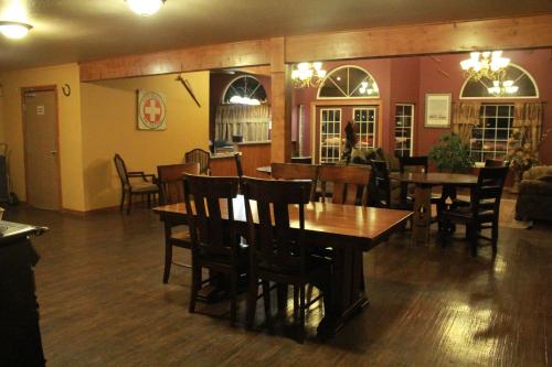 a dining room with wooden tables and chairs at FairBridge Inn & Suites Kellogg in Kellogg