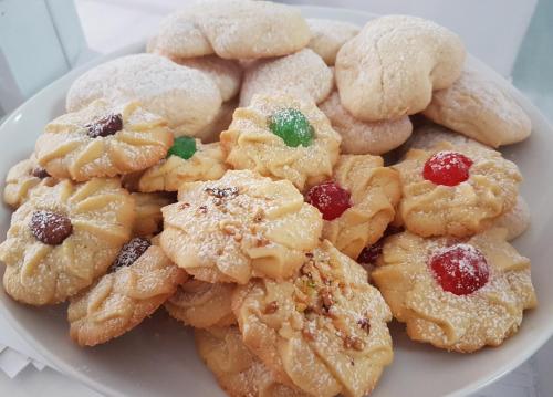 a plate of cookies on a white plate at Hotel Odissea in Canneto