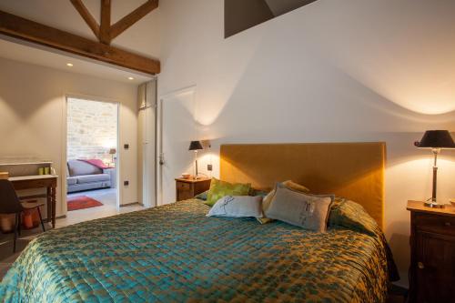 Säng eller sängar i ett rum på Domaine de Labarthe Maison d'hotes