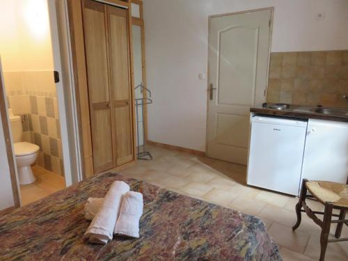 La salle de bains est pourvue d'un lit et de 2 serviettes. dans l'établissement Café de la Place Gîte & Chambres d'hôtes 