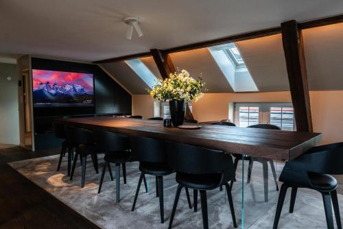 Una televisión o centro de entretenimiento en Le Bijou LQ80 Jacuzzi Penthouse