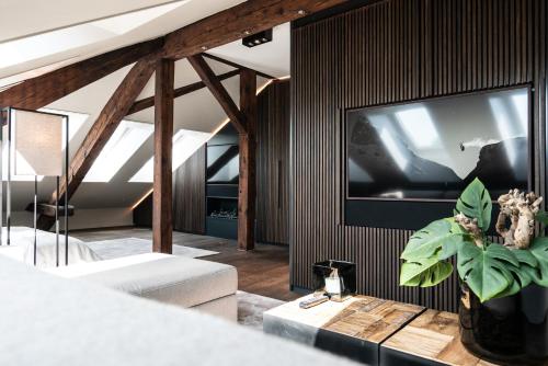 Una televisión o centro de entretenimiento en Le Bijou LQ80 Jacuzzi Penthouse