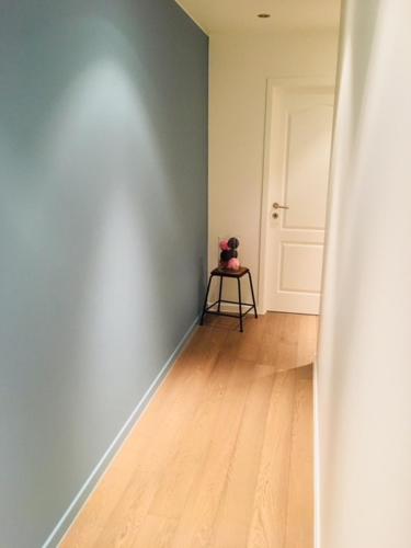 an empty room with a table and a door at De Karlapper in Lokeren
