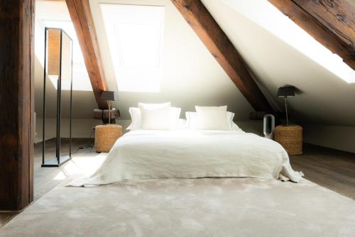 Una cama o camas en una habitación de Le Bijou LQ80 Jacuzzi Penthouse