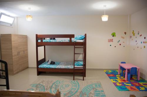 A bed or beds in a room at Deep Purple House 4