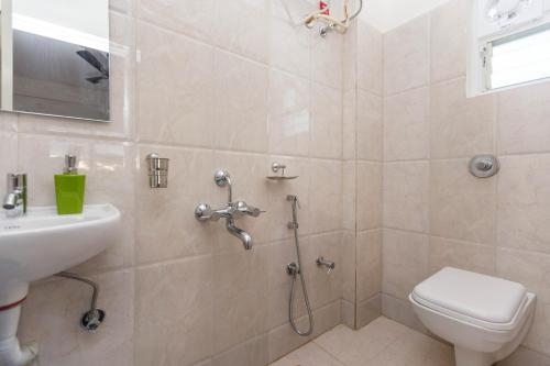 Bathroom sa Mistyblue Serviced Apartments