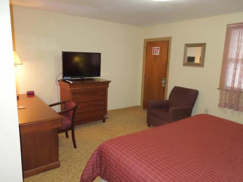 A television and/or entertainment centre at Slumberland Motel Mount Holly