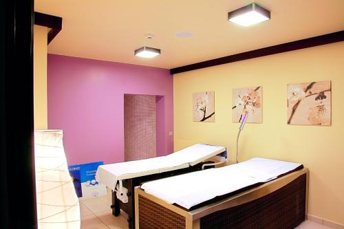 two beds in a hospital room with purple walls at Résidence Les Balcons Platinium Val Thorens in Val Thorens