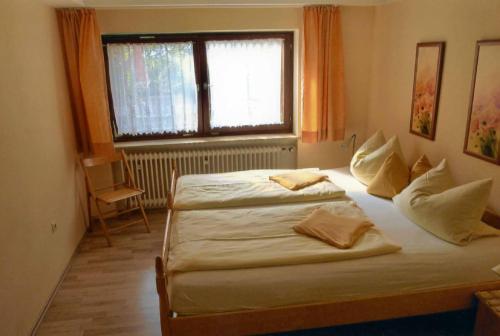 um quarto com 2 camas e uma janela em Ferienhaus Krug em Muhr amSee