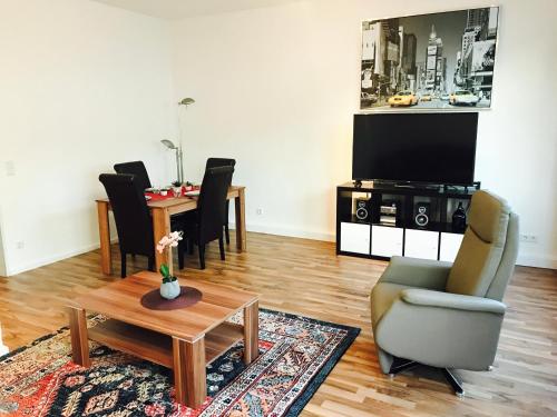 Uma área de estar em Deluxe Apartments in Hearth of Downtown