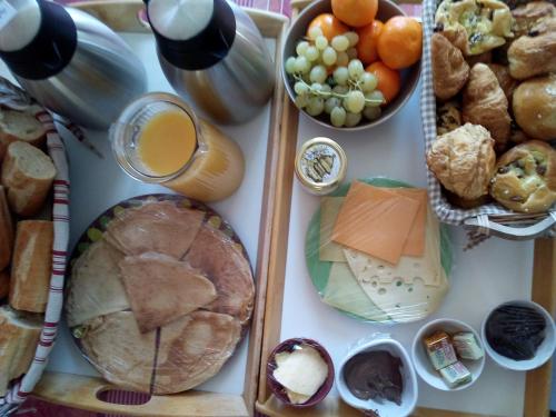 a table topped with lots of different types of food at Côté Prairie in Épagne-Épagnette